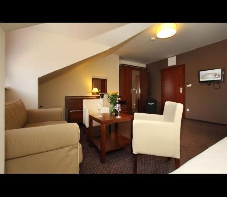 Hotel Podzamcze Добчице Экстерьер фото