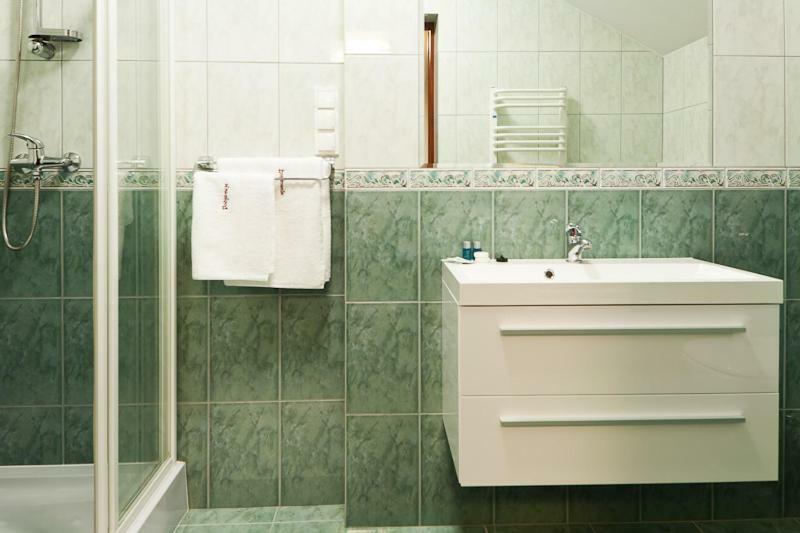 Hotel Podzamcze Добчице Экстерьер фото