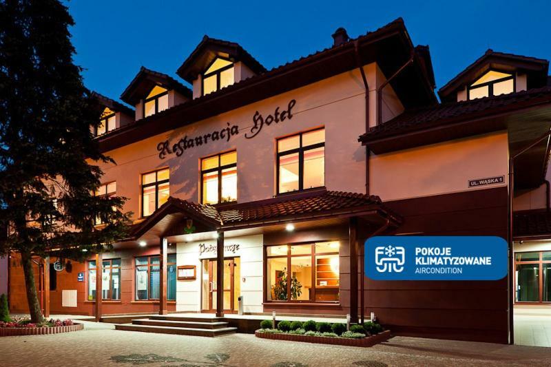 Hotel Podzamcze Добчице Экстерьер фото