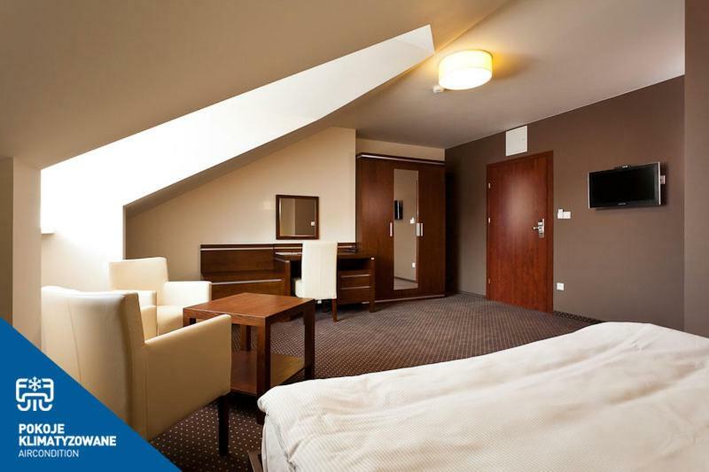 Hotel Podzamcze Добчице Экстерьер фото